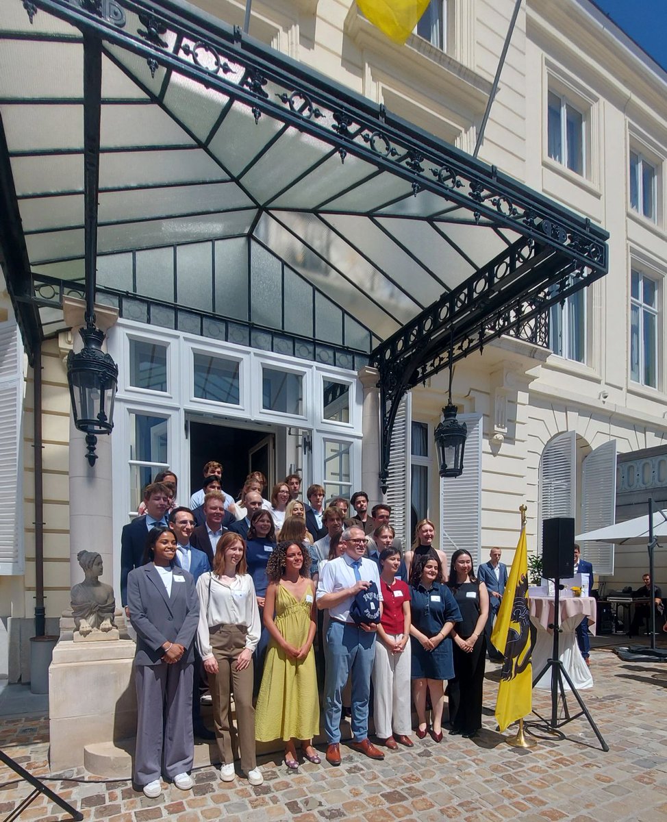 Congratulations to Arne De Backer, Master Stedenbouw en Ruimtelijke Planning (VUB), who received his Fayat scholarship vlaanderen.be/onderwijs-en-v… from Flanders' minister-president, which will allow him to continue his studies at the National University of Singapore!