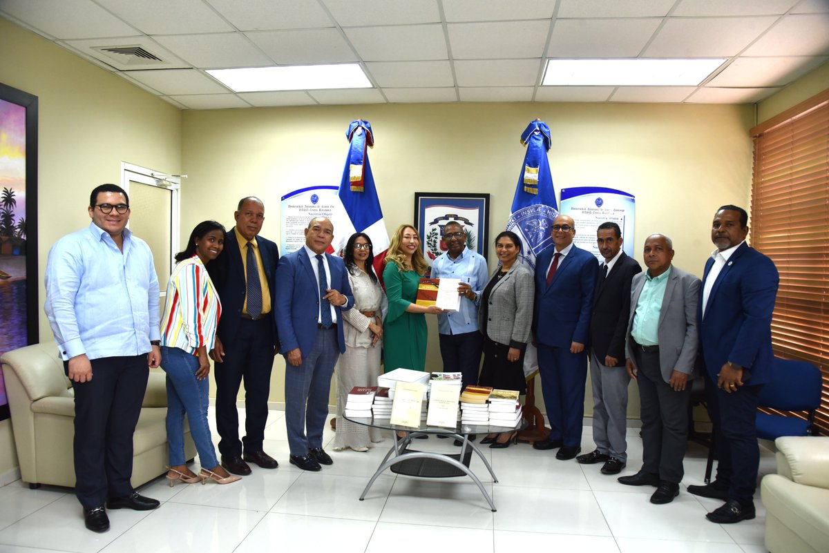 Donan libros de derecho a la UASD Recinto Barahona uasdbarahona.com/2025/07/donan-…