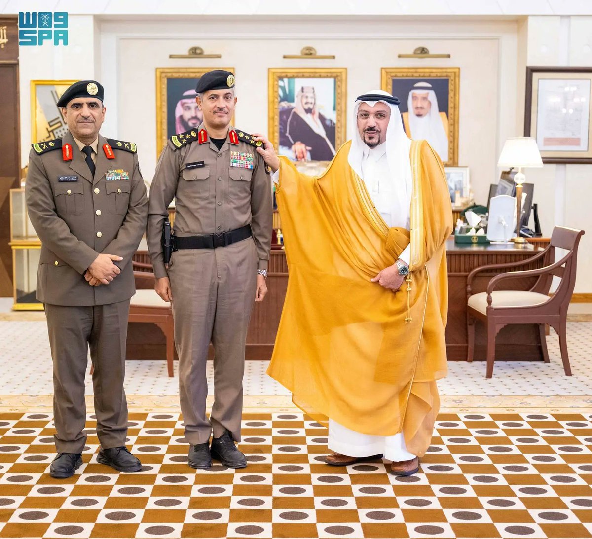 SPAregions's tweet photo. أمير القصيم يقلّد مساعد مدير شرطة المنطقة رتبته الجديدة.
https://t.co/mvXMN8f47M
#واس_عام https://t.co/lTOUKzyAzR