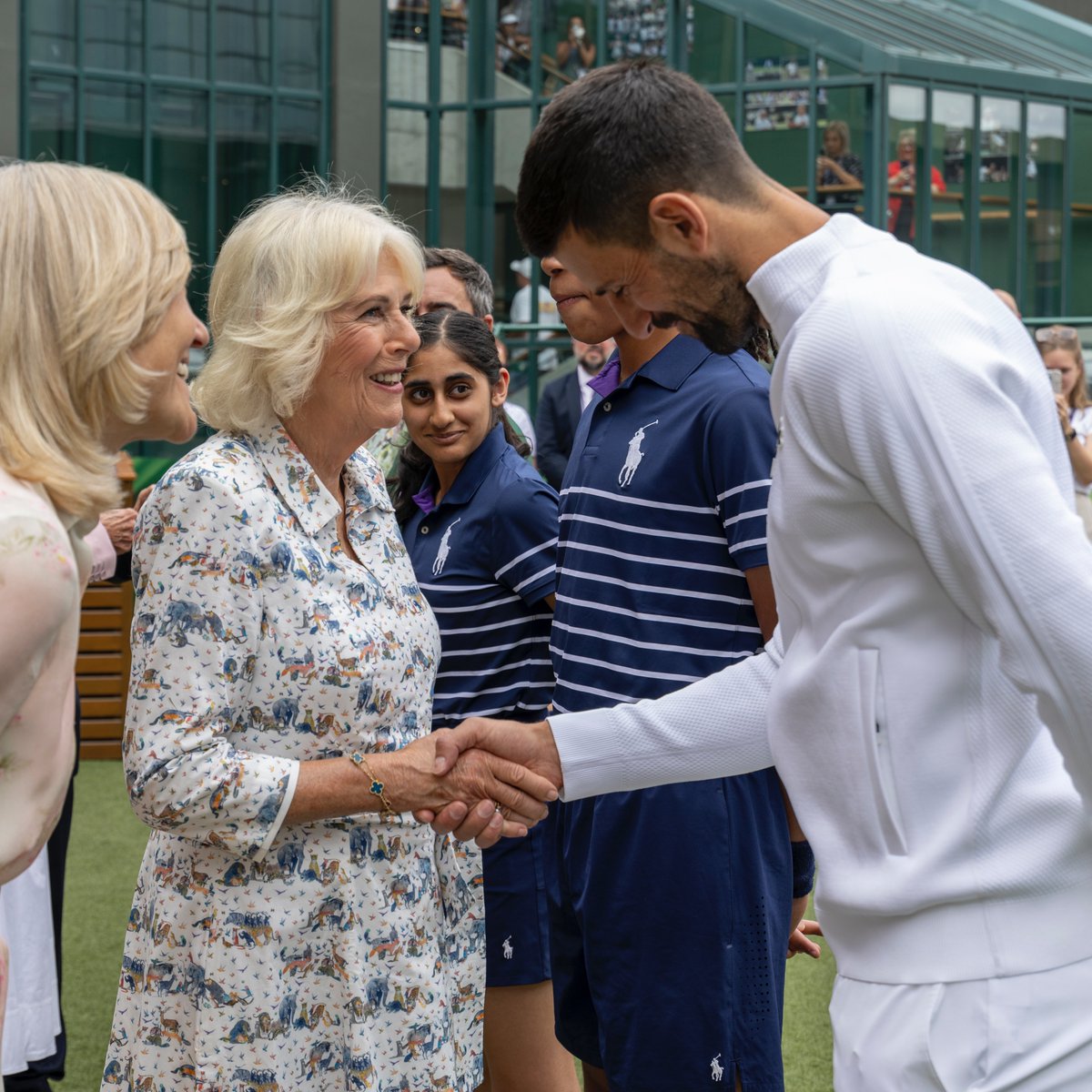 Her Majesty The Queen meets our seven-time champion, Novak Djokovic 🤝

#Wimbledon