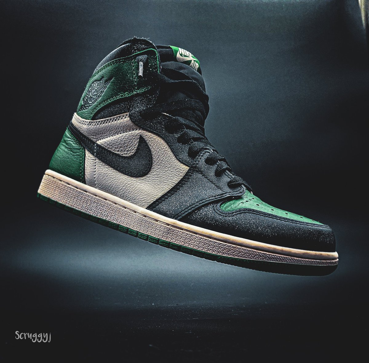 Scruggyj's tweet photo. Air Jordan 1 Retro High OG 'Pine Green'
A few shots prior to the glitter clean up.
#scruggyjsneakers
#sneakershots
#jordan1
#jordan1highog
#jordan1squad
#jordan1pinegreen https://t.co/7bEV7knmXR