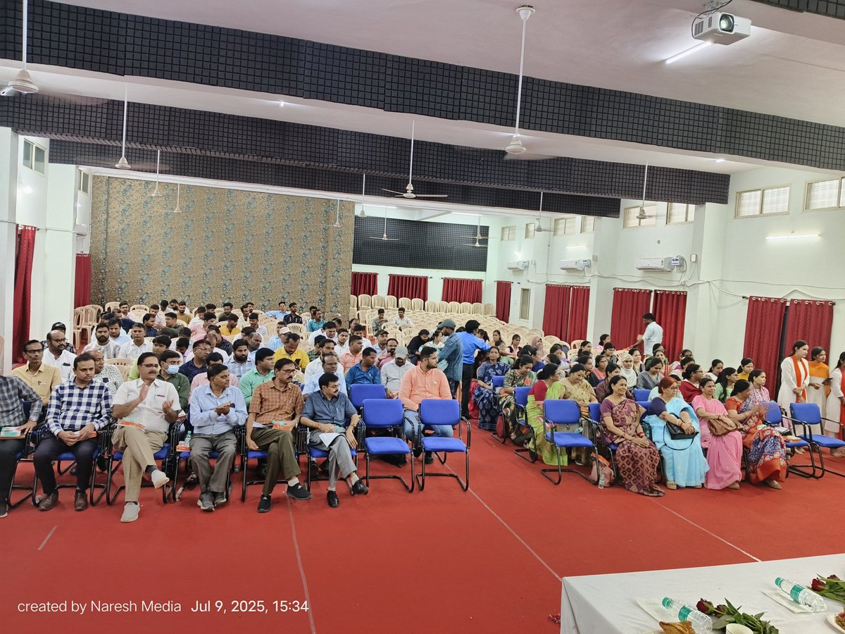 महाराजा छत्रसाल बुंदेलखंड विश्वविद्यालय ने कुलगुरु प्रो. शुभा तिवारी जी के नेतृत्व में स्थापना दिवस हर्षोल्लास से मनाया।
 "स्व से ऊपर उठकर बुंदेलखंड का भविष्य गढ़ना है।" माननीय कुलगुरु

 कुलगान, लोकगीत, डॉक्यूमेंट्री सबकुछ अद्भुत!
दीप प्रज्वलन से डॉक्यूमेंट्री तक – हर पल खास रहा।