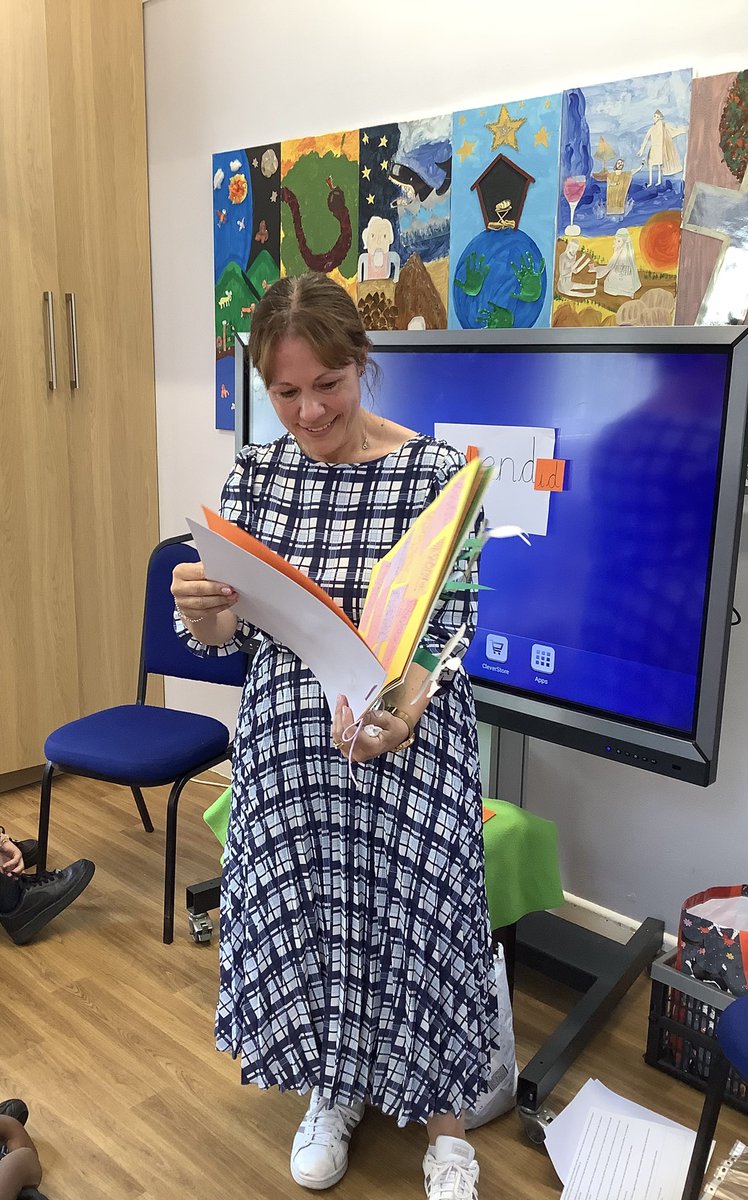 SwithPrimarySch's tweet image. In Collective Worship we presented Mrs Howell with a beautiful card signed by all of the children. We will miss her greatly but wish her every happiness at her new school #SwithlandCommunity
