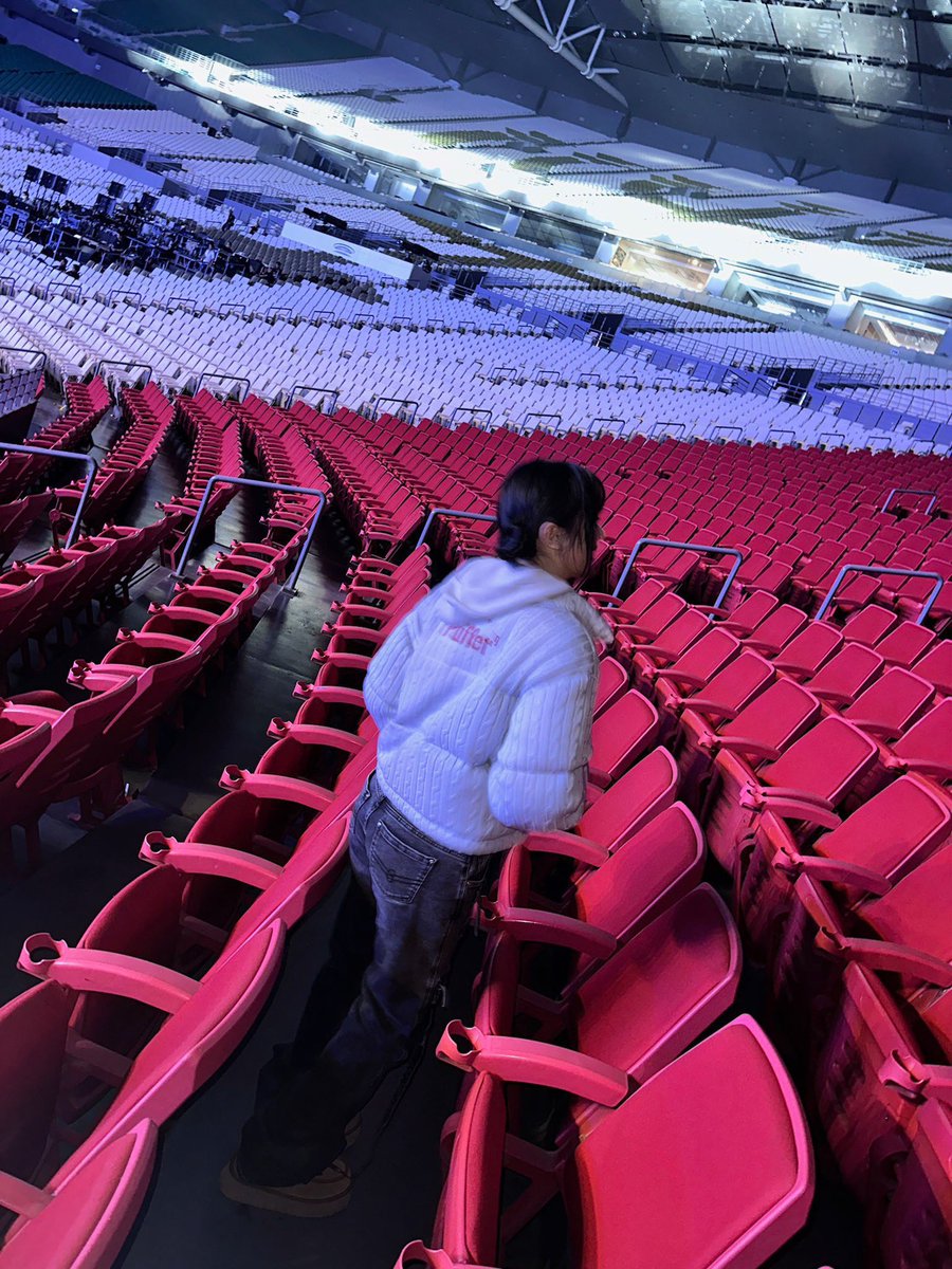 _hannibunch's tweet photo. at ph arena https://t.co/PESQ9xO2r6
