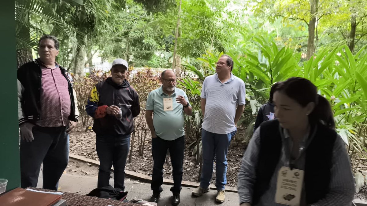 asopraes's tweet photo. ¿Cuales documentos secretos le consignó el fraudulento consejo comunal de Prados del Este a @FundacomunalM y @ComunasVE_? La comunidad no ha visto el ámbito geográfico, censo con datos, actas de asambleas, listas de asistencia, lapsos de impugnaciones
¿Fotos en vez de documentos? https://t.co/7wAHpalDYP