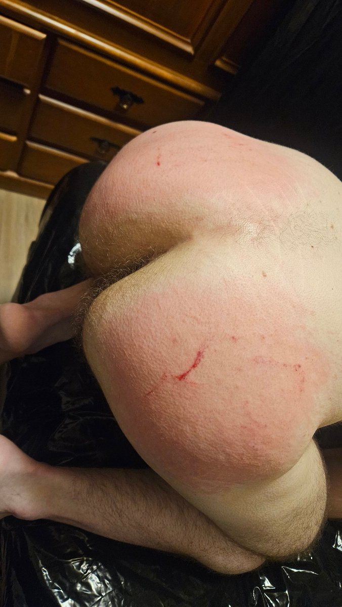 DomJheff's tweet photo. Ontem teve sessão com esse puto que não resistiu ver a cama de latex e ja quis ser usado nela, em breve video completo com muito CBT, edging e spanking 🔥

Quer uma sessão dessa também? Vem na DM 😈 https://t.co/TECynNKIiy