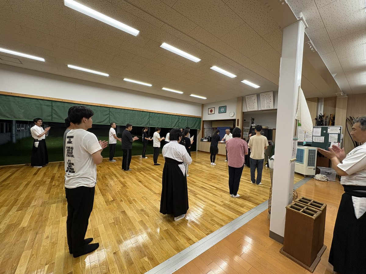 今日は初心者弓道教室の15回目
最終回でした
仕上げの一手行射をして
15人が修了証書をもらいました
何人かは弓道会に入会して続けてくれるようです
末永く、生涯の趣味に出来ると良いですね🎯