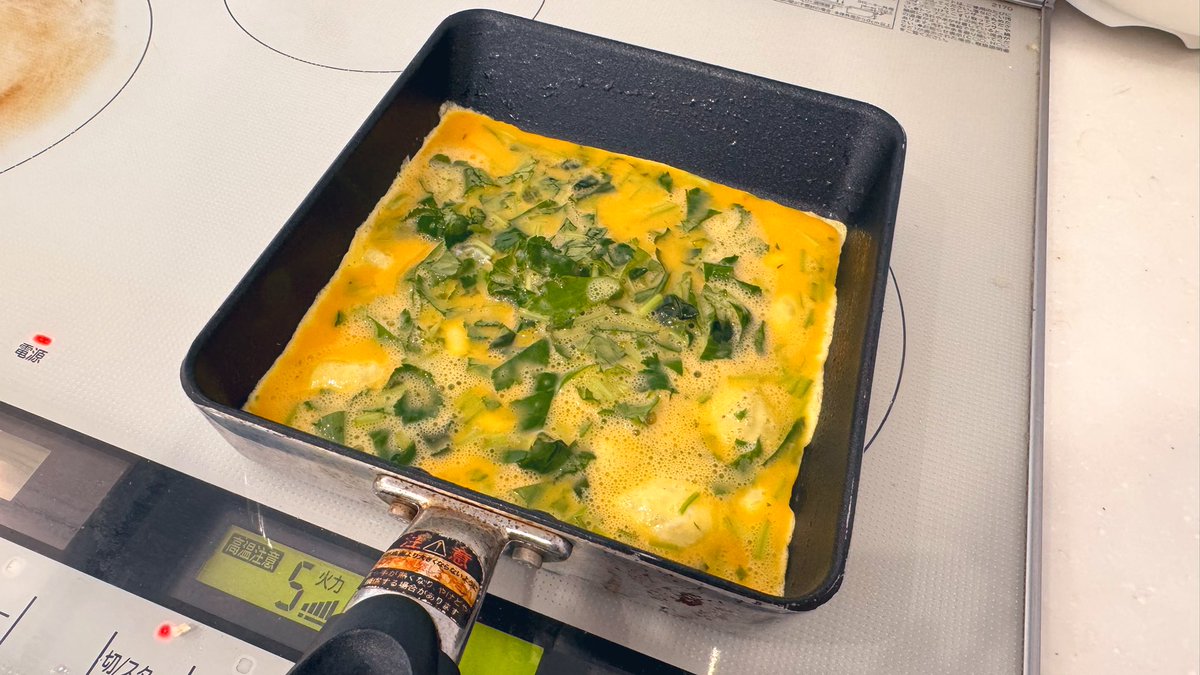 zennoh_food's tweet image. 卵焼きアレンジはいろいろあると思うのですが三つ葉入りはいかがでしょう。溶き卵にな刻んだ三つ葉を入れて(三つ葉1束に対して卵3-4個)、白だしをちょいと入れて焼きますと、三つ葉の香りをがつんと楽しめる大人の卵焼きの完成です。香味野菜loverはぜひお試しください〜!