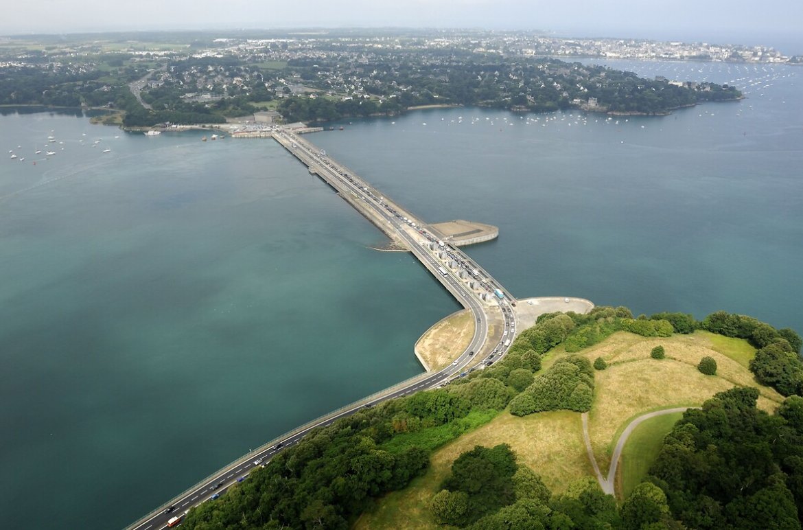 EDF_Hydro's tweet image. Aujourd'hui, le départ du #TourDeFrance se situe à Saint Malo, en Bretagne ! 🚵♀️🚵♂️
C'est l'occasion parfaite pour faire un petit détour pour visiter l'usine marémotrice de la Rance, qui se trouve à quelques minutes en voiture 🌊
@EDF_Bretagne @LeTour