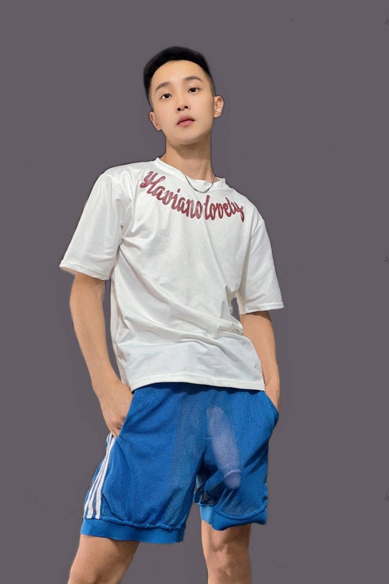 我知道我很粗大、但穿这样出门好么，想被年上骚0来搭讪！目前吃过用过的人最后都爽翻！