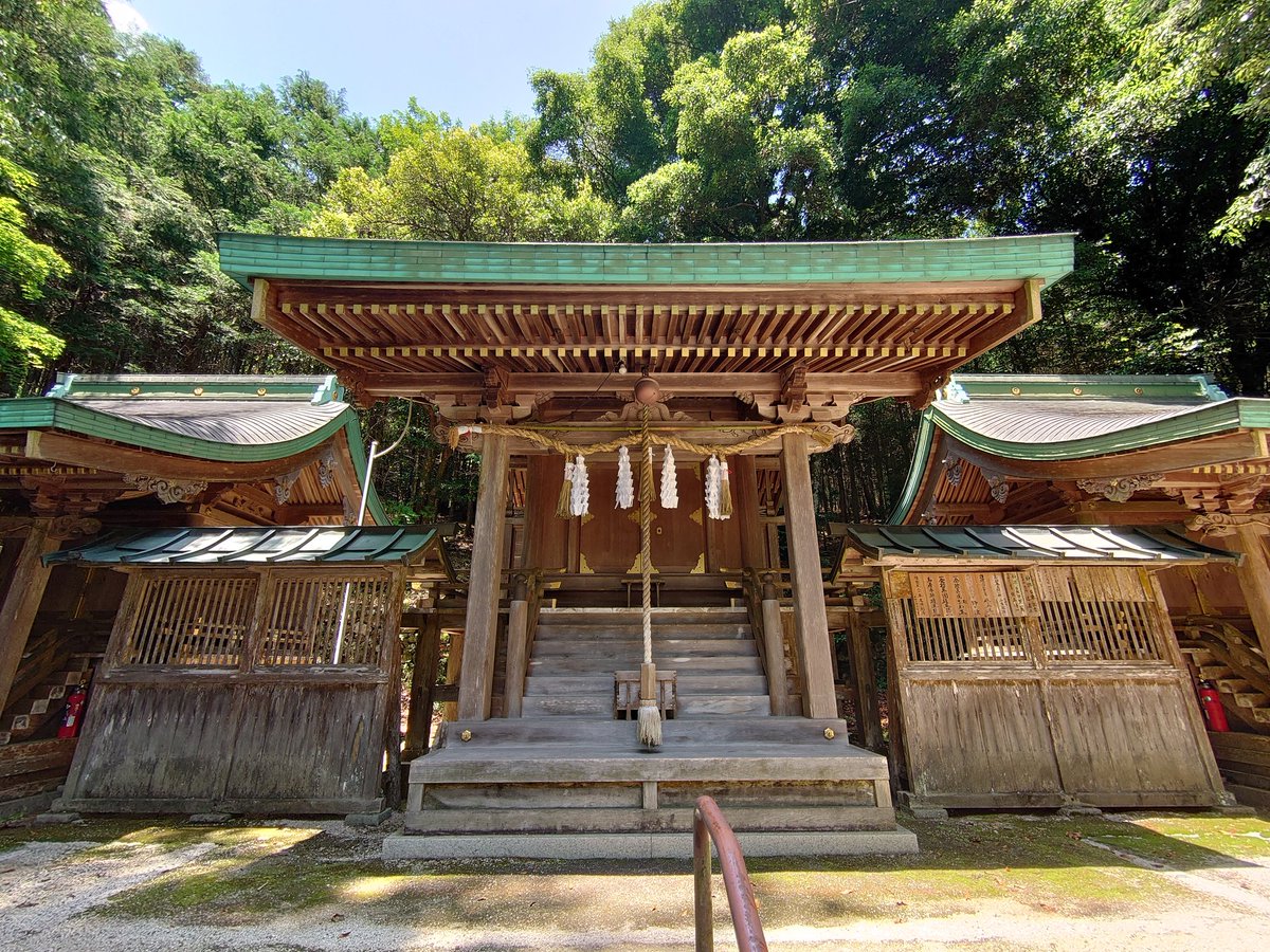 ratama9's tweet photo. 江文神社（京都市左京区大原野村町）
御正殿脇の提灯縣け
　
　木造 - 連子窓　　#蕃塀類似施設 https://t.co/aqRvJS2eii