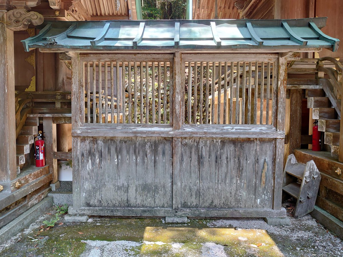 ratama9's tweet photo. 江文神社（京都市左京区大原野村町）
御正殿脇の提灯縣け
　
　木造 - 連子窓　　#蕃塀類似施設 https://t.co/aqRvJS2eii