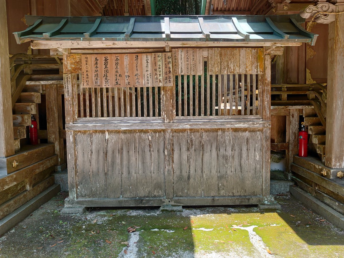 ratama9's tweet photo. 江文神社（京都市左京区大原野村町）
御正殿脇の提灯縣け
　
　木造 - 連子窓　　#蕃塀類似施設 https://t.co/aqRvJS2eii