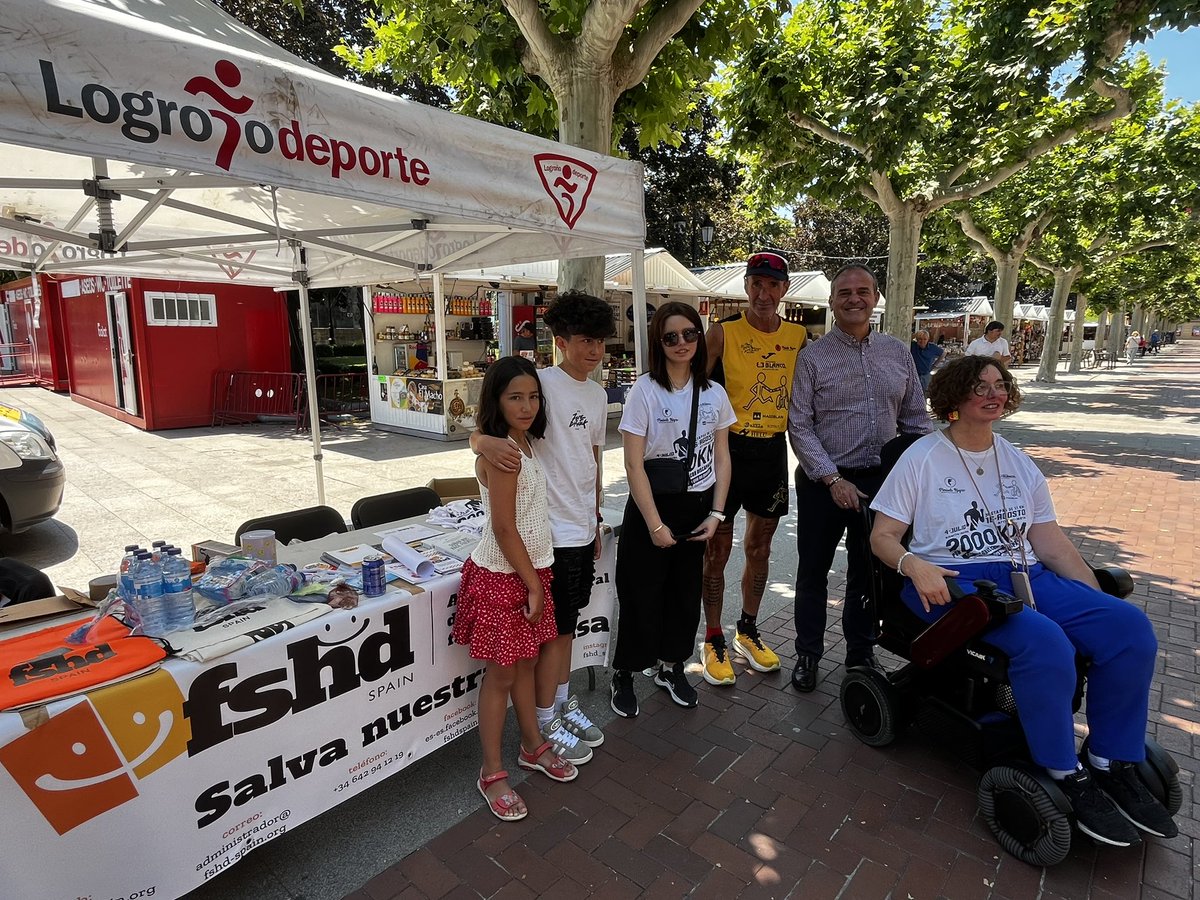 🏃👏| #Logroño ha recibido esta mañana al atleta Fernando Velasco Magaldi, que está realizando un reto recorriendo 2.330 kilómetros a lo largo de cinco comunidades autónomas para dar visibilidad a la ELA y la esclerosis múltiple.

🔹 El presidente de <a href="/LogronoDeporte/">Logroño Deporte</a>,