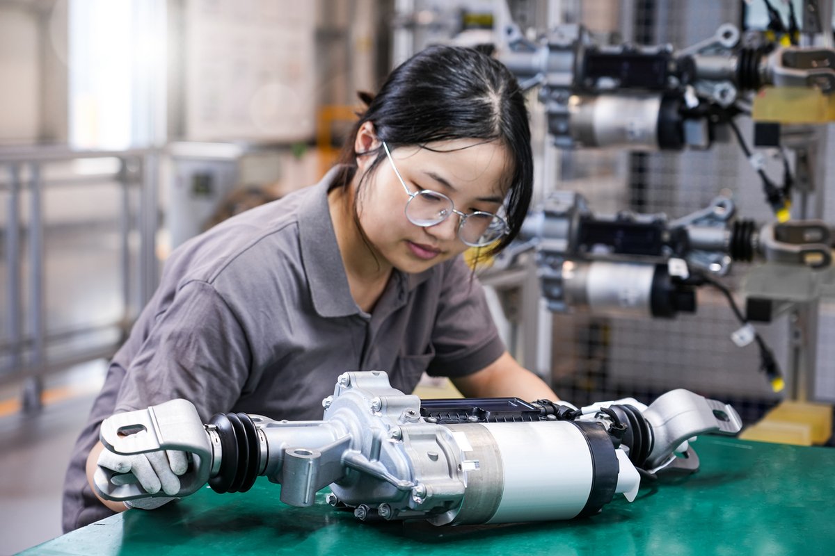 Weiterer erfolgreicher Produktionsstart unserer Hinterachslenkung! Ein klarer Beleg dafür, dass Fahrwerkstechnologien aus der Sparte Powertrain &amp; Chassis eine immer wichtigere Rolle einnehmen auf dem Weg zur führenden #TheMotionTechnologyCompany. Mehr: spkl.io/Schaeffler/601…