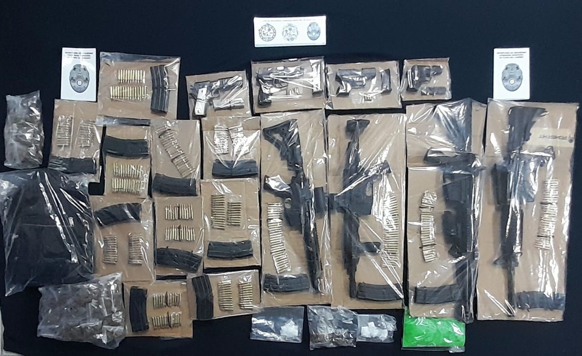 SSC_PDC's tweet photo. Durante labores de vigilancia preventiva en la colonia Ejido, elementos de la SSC Playa del Carmen aseguraron a un hombre y una mujer quienes llevaban consigo múltiples envoltorios de posibles narcóticos, 8 armas de fuego y cartuchos útiles.

https://t.co/KUPYgy4F5D https://t.co/p4wQEU47PI