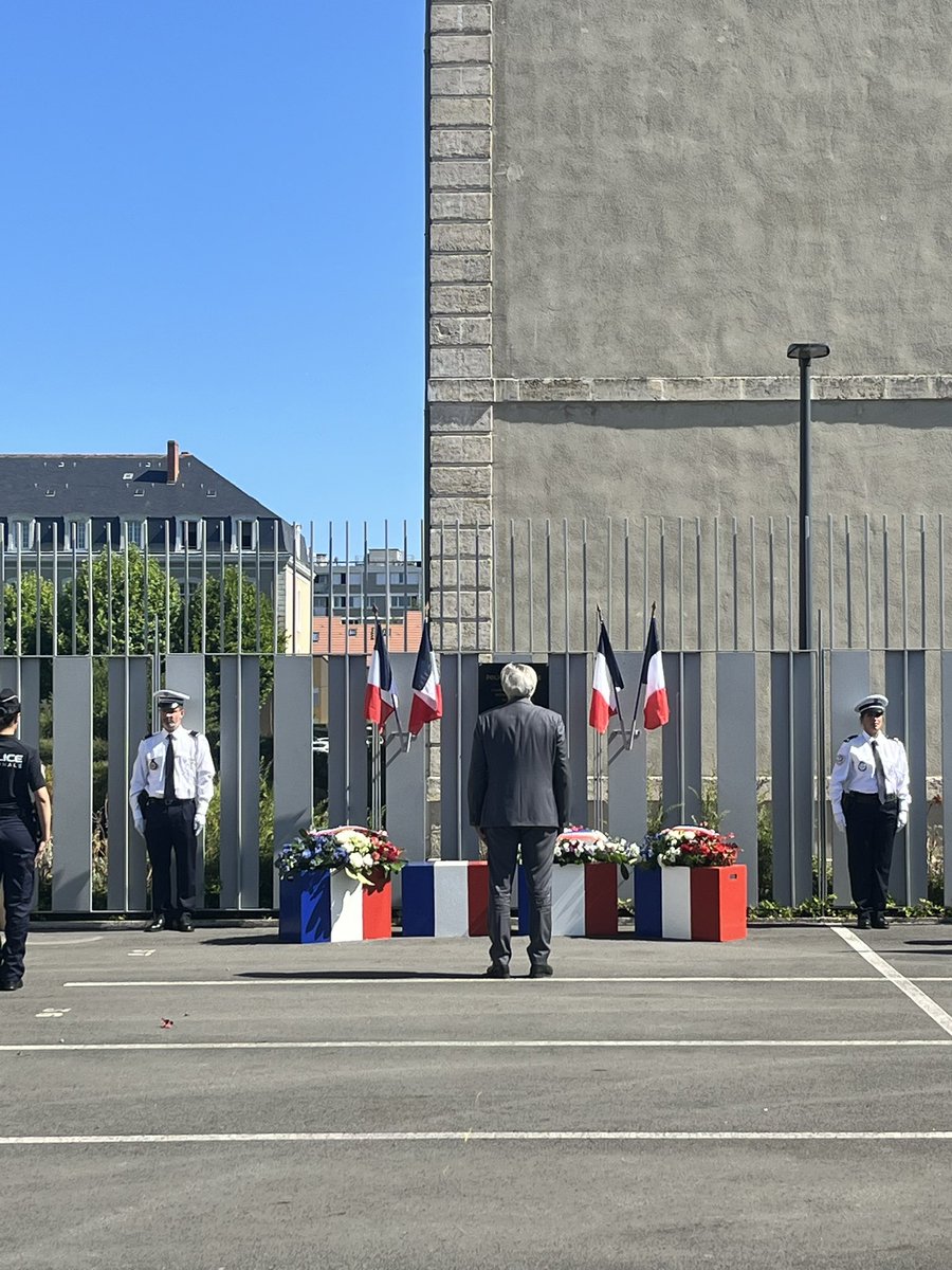 SLeFoll's tweet image. J’étais ce matin à la cérémonie d’hommage à la police nationale. #LeMans je tiens à apporter mon soutien indéfectible à la police nationale @PoliceNationale
Elle œuvre au quotidien en lien avec notre police municipale dans un cadre républicain 🇫🇷. @PrefetSarthe
