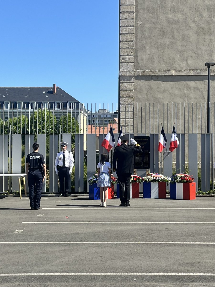 SLeFoll's tweet image. J’étais ce matin à la cérémonie d’hommage à la police nationale. #LeMans je tiens à apporter mon soutien indéfectible à la police nationale @PoliceNationale
Elle œuvre au quotidien en lien avec notre police municipale dans un cadre républicain 🇫🇷. @PrefetSarthe