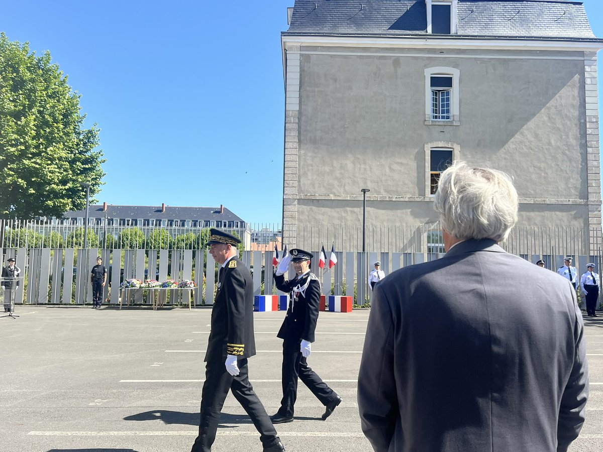 SLeFoll's tweet image. J’étais ce matin à la cérémonie d’hommage à la police nationale. #LeMans je tiens à apporter mon soutien indéfectible à la police nationale @PoliceNationale
Elle œuvre au quotidien en lien avec notre police municipale dans un cadre républicain 🇫🇷. @PrefetSarthe