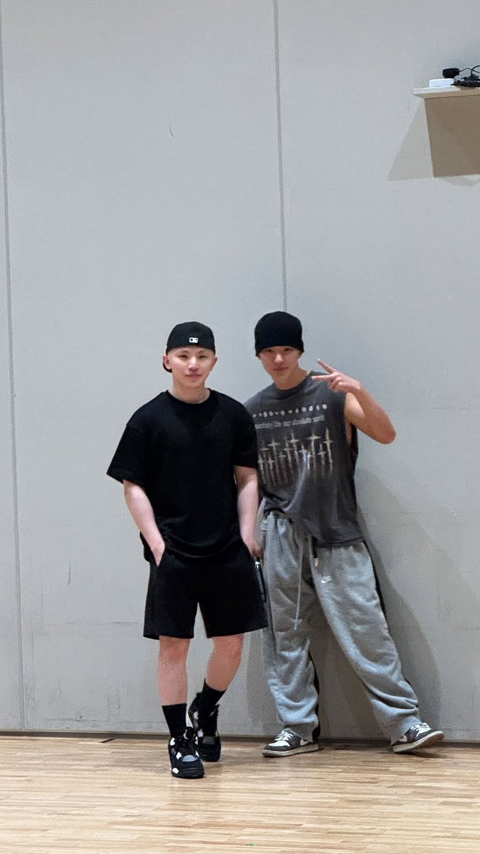 hcwooist's tweet photo. hoshi and his passion for posting boyfriends looking pics of him and woozi for everyone to see https://t.co/2JQ6poCOcz