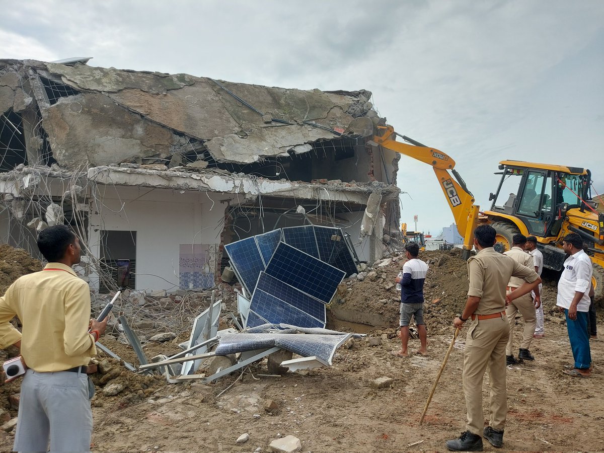 छांगुर बाबा की गिरफ्तारी और बलरामपुर में उसके महल को नेस्तनाबूद करने का काम भले ही अभी हो रहा हो लेकिन पत्रकार अभिषेक राज ने अपने पत्रकारीय दायित्वों का निर्वहन कई महीने पहले 29 मार्च को ही कर दिया था। अभिषेक को बधाई..!!
#ChhangurBaba