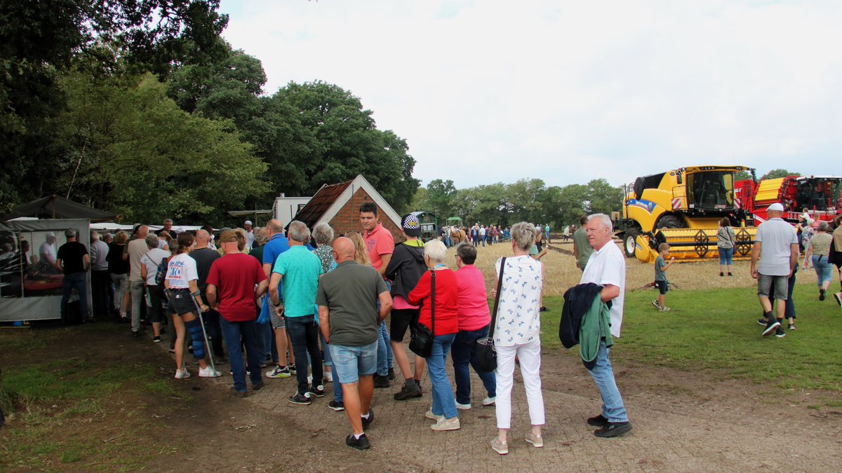 Op de Oogstdag in Holthone, 26 juli, altijd lange reien voor de kraam van de Onstwedder bakkers. Heerlijk dat brood. #hardenberg #Coevorden #vechtdaloverijssel
#grafschaftbentheim #samengramsbergen