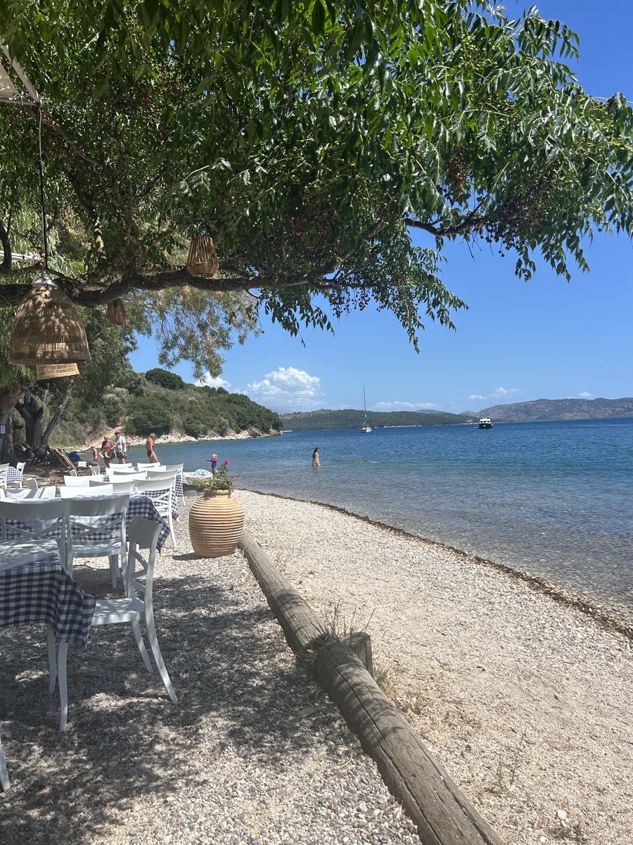 Well no golf for a couple of weeks enjoined a magnum of ⁦<a href="/CostaLazaridi/">Estates Costa Lazaridi</a>⁩ at Eucalyptus Restaurant in Corfu 😉