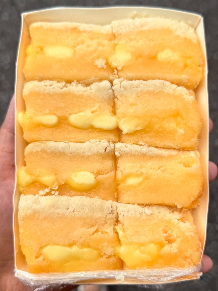 숙대입구역 · 행복한 떡집

갓 나온 따끈한 치즈떡 길떡했어요.. ദ്ദി(⸝⸝ʚ̴̶̷ Θ ʚ̴̶̷⸝⸝)
떡이 말랑하고 포슬한데다가 콕콕 박혀있는 치즈는 따듯하게 녹아있어서 너무너무너무 맛있었어요

그리고 집에 남은거 들고갔는데 가족들한테 다 뺏김