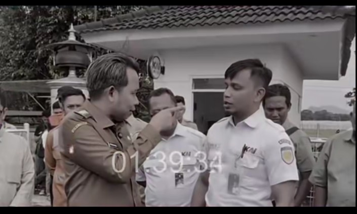 zoelfick's tweet photo. Sikap bupati Jember ini sudah berlebihan. 

Entah karena merasa jadi penguasa, pegawai KAI diremehkan spt ini. https://t.co/oh5zGFKzwK
