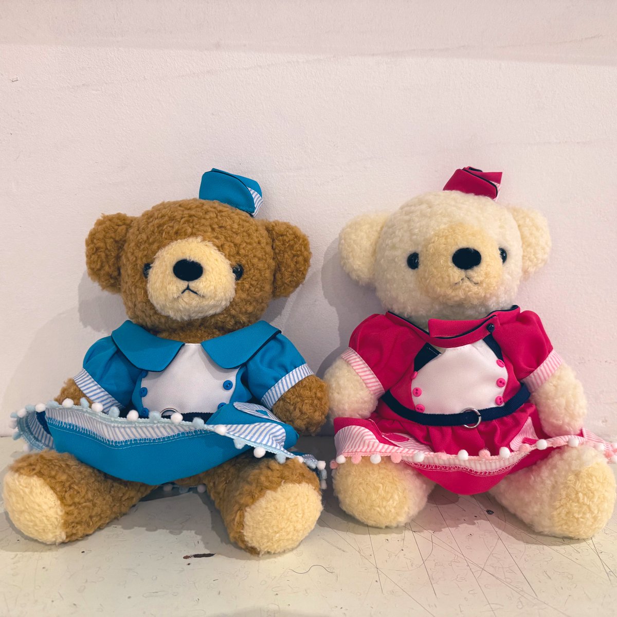 qumali_project's tweet photo. 🩵テディベア🩷

おふたりのデパート衣装を着たペアのクマを、それぞれ2体ずつプレゼントしました✨
何年経っても互いの存在を感じれるようにとの気持ちを込めています🧸

#Zeppデパート0702 https://t.co/KvlMQKUieT