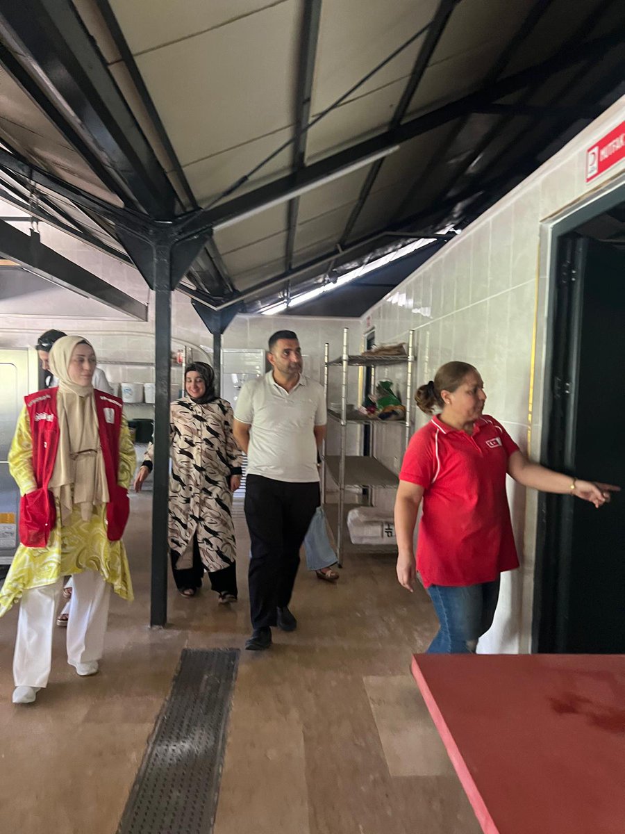 kizilaydiyarbkr's tweet photo. Merkez vakıf müdürü Ramazan Çetinyamaç ve Valilik Aile destek merkezleri koordinatörleri ile birlikte Diyarbakır Kızılay Aşevimizi ziyarete geldiler. Sunmuş oldukları destekleri için kendilerine teşekkür ederiz. https://t.co/w1hfAWtjSN