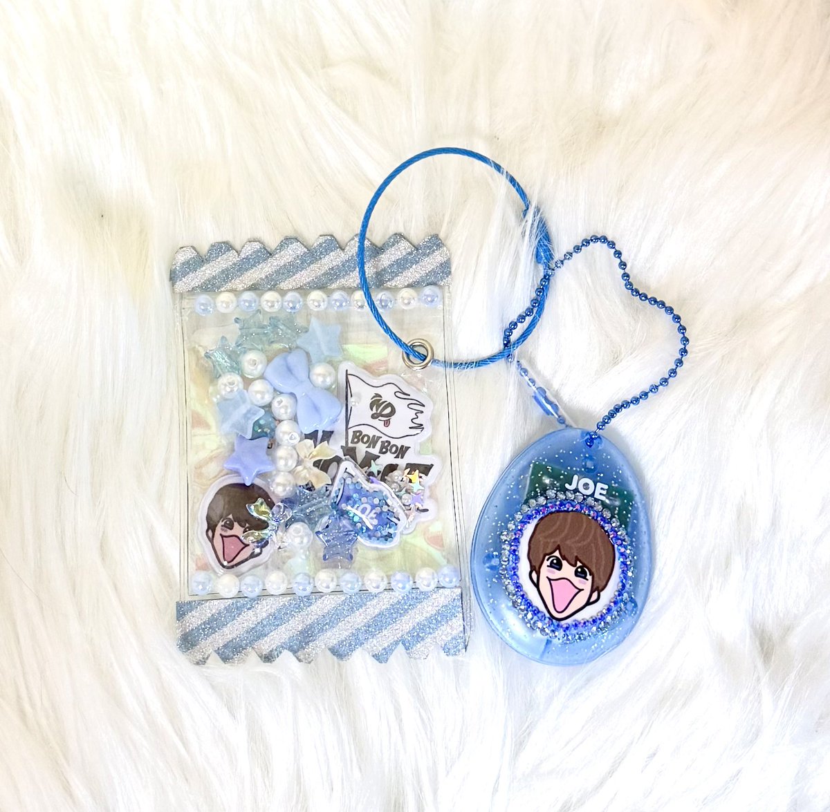 うちわの次は、こちら💙 スマホの裏に入れてる方が多いけど、私は