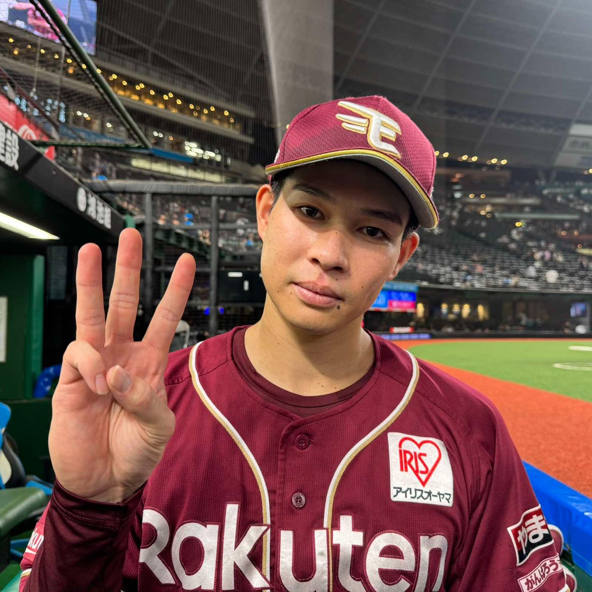 4試合連続三塁打🚀🚀🚀🚀

長嶋茂雄さんのもつプロ野球記録に並びました🎉

本人は変わらずこの表情🫡

#安心安全の真顔
#本日の覇気の営業は終了しました
#また明日のご声援お待ちしております
#中島大輔
#RakutenEagles
#キ！