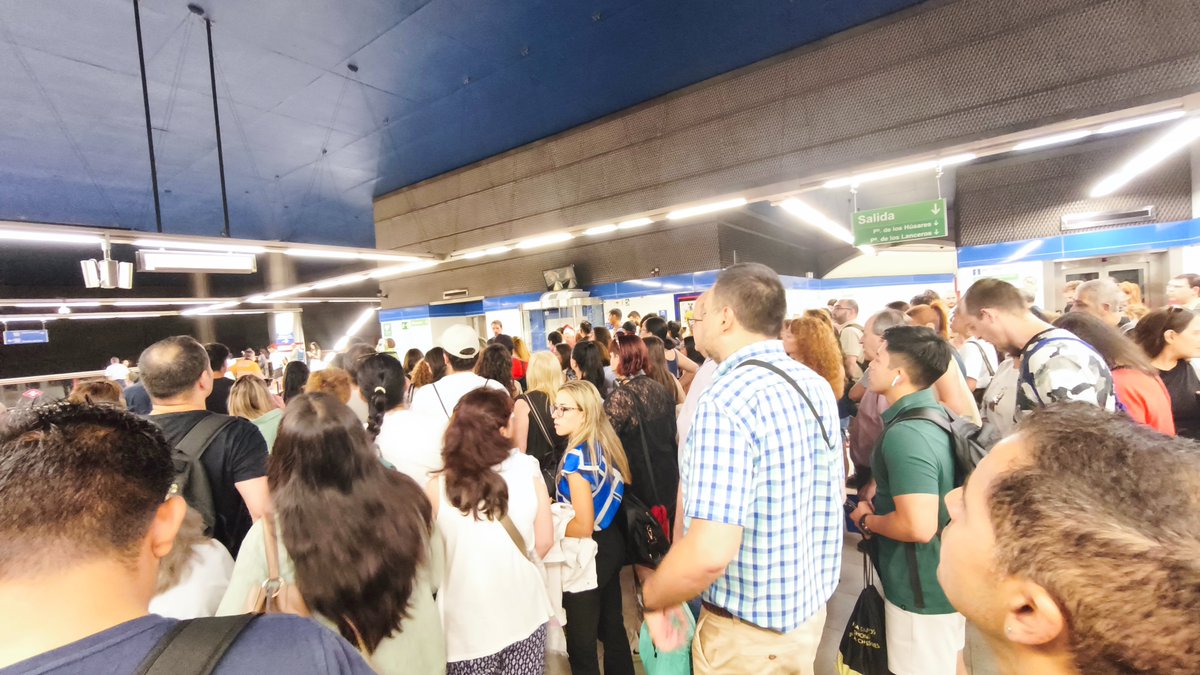 Hoy a las 7:30, han cerrado los tornos del metro durante 10 minutos en la estación  de Cuatro vientos por acumulación de viajeros provenientes Renfe C5, de Móstoles y Alcorcón.
Hasta cuando vamos a soportar esto?