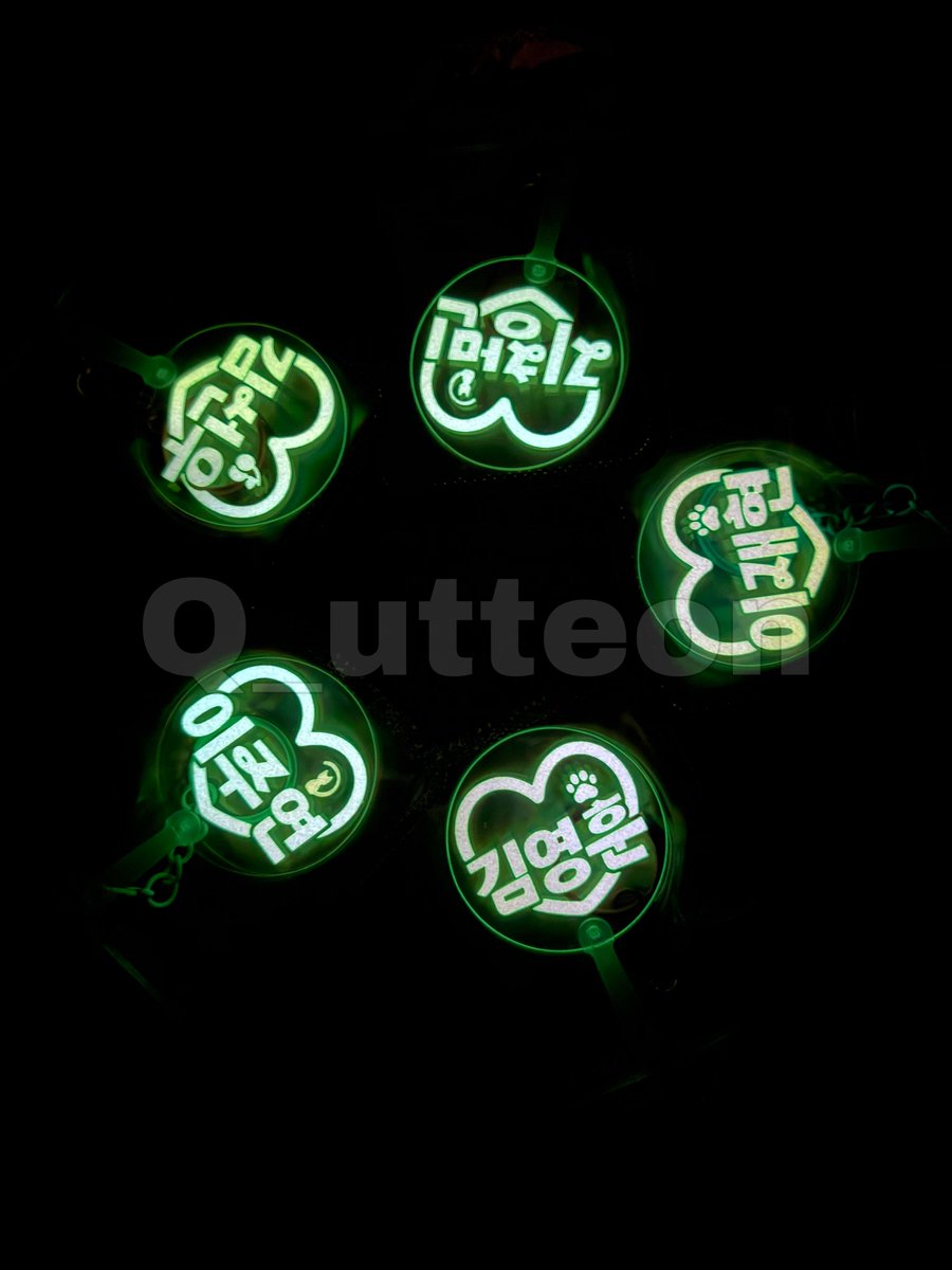 ˚✧₊⁎ 𝑻𝑯𝑬 𝑩𝑶𝒀𝒁 : 𝑻𝑯𝑬 𝑩𝑳𝑨𝒁𝑬 𝑾𝑶𝑹𝑳𝑫 𝑻𝑶𝑼𝑹 𝑪𝑶𝑵𝑪𝑬𝑹𝑻 𝒊𝒏 𝒔𝒆𝒐𝒖𝒍 ₊*｡⁺✩

2. 미니부채키링 (야광) 𓂃 𓈒 𓂂𓏸

( 아래 멤버 확인해주세요! )
+)손영재 배준영 최찬희 추가 .