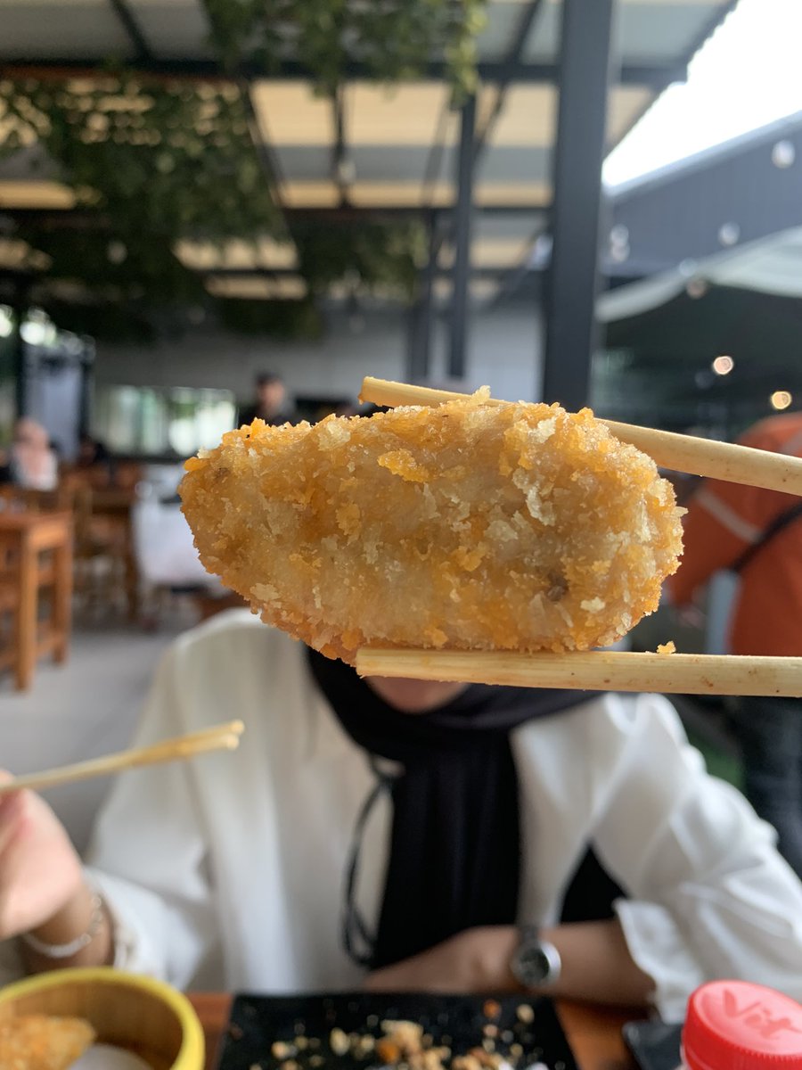 anakeper's tweet image. jajan gacoan with anak nangor @nauniverse0_0 😻👊🏻🥟🍜