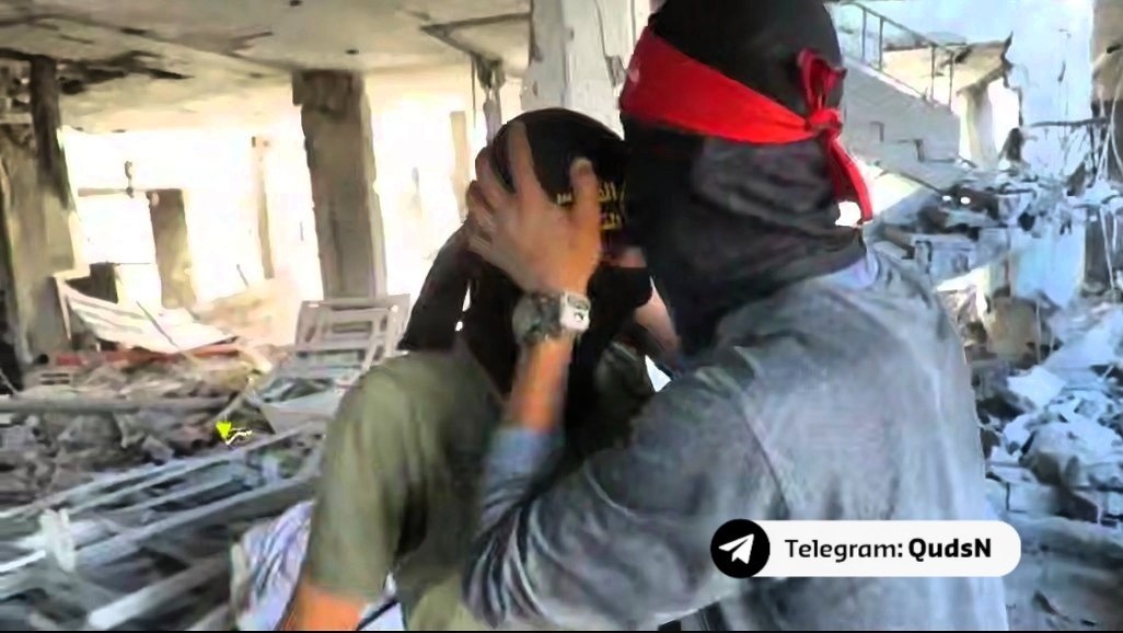 خلال عملية مشتركة في خانيونس.. 

مقاوم من كتائب الشهيد أبو علي مصطفى، يقبّل جبين مقاوم من سرايا القدس، بعد أن ربط عصبة السرايا له.