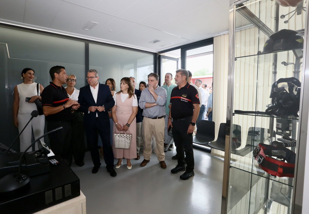 🚒 El nuevo Parque Auxiliar de Bomberos de Villena comienza a operar tras una inversión de tres millones de euros ⬆️

👉🏻 El presidente, Toni Pérez, inaugura estas innovadores instalaciones que sustituyen a las ubicadas en el barrio de San Francisco de Asís.

🗺️Su estratégico