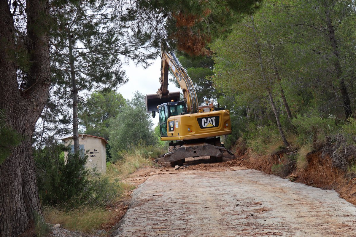 Hoy en #Pedralba, donde <a href="/gobmapa/">Ministerio de Agricultura, Pesca y Alimentación</a> invierte ya más de 4,5 millones € en la recuperación tras la #dana. Caminos rurales, regadíos y ayudas directas. Pronto sumaremos más, con las explotaciones.

Sin parar: seguiremos ayudando tanto como haga falta y todo el tiempo que sea necesario