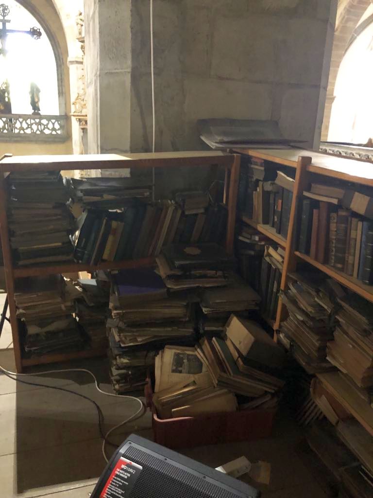 SNK_Martin's tweet photo. Our colleagues from #historicalfunds are successfully revising part of the #books and #documents of the Parish Library in Levoča.  5️⃣ visits = 1️⃣ 7️⃣ 0️⃣ 0️⃣ bundles of 📚 completely cleaned, sorted, stored and photographed - well done! #librarians #history #perservation https://t.co/D2lRmekub1