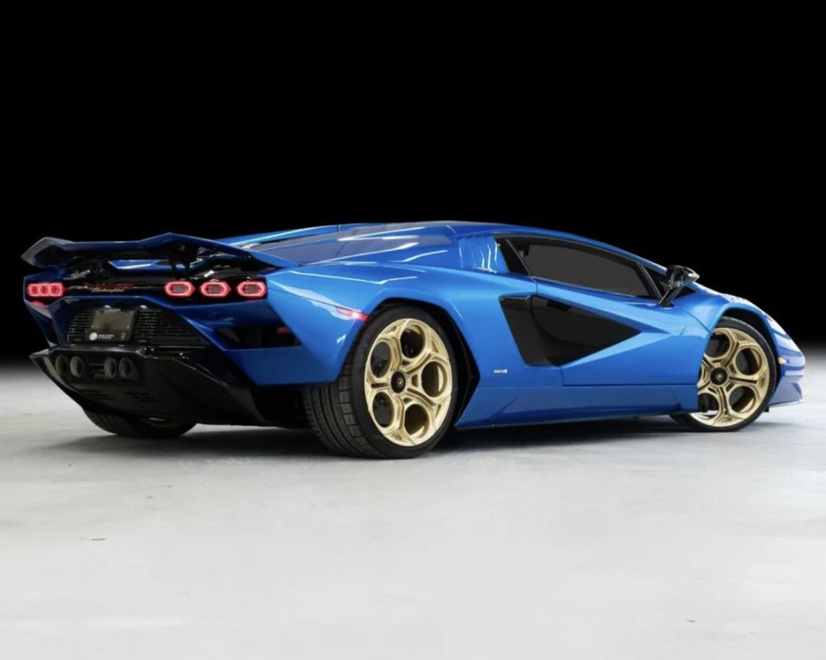 LamboCIub's tweet image. Blu Nethuns Countach LPI 800