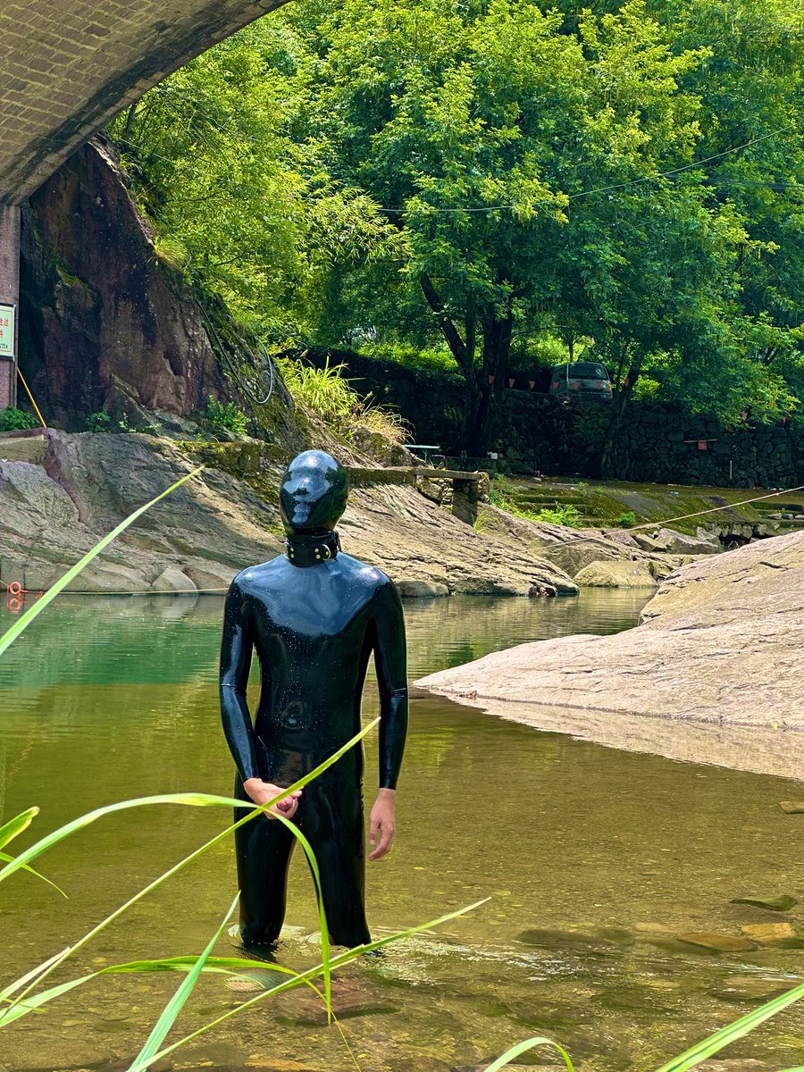 水边，发现野生胶人。

赶紧捕获带回去