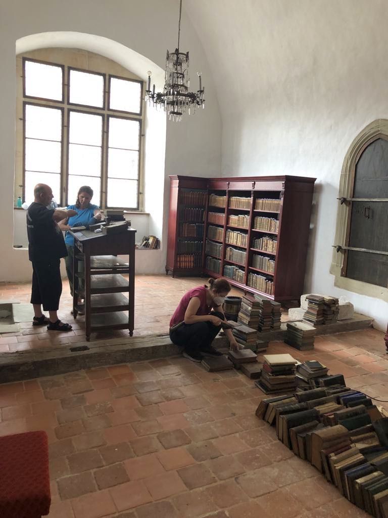 SNK_Martin's tweet photo. Our colleagues from #historicalfunds are successfully revising part of the #books and #documents of the Parish Library in Levoča. 
5️⃣ visits = 1️⃣ 7️⃣ 0️⃣ 0️⃣ bundles of 📚 completely cleaned, sorted, stored and photographed - well done! #librarians #history #perservation https://t.co/BFCBouUH31