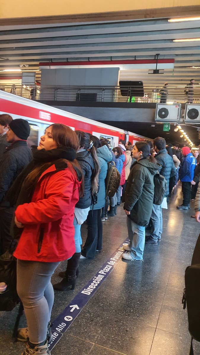 devanscarla's tweet photo. @metrodesantiago ya estan con retraso en linea 1 https://t.co/b0NkbPWb6U