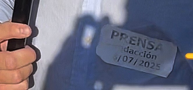 que un chaval de veinticinco años que lleva como identificación un papel desgastado colgando de la camisa, tenga a todo el Congreso a su merced hasta el punto de que se vote en el mismo una reforma del reglamento para echarle del hemiciclo, lo define todo #ApoyoAVitoQuiles