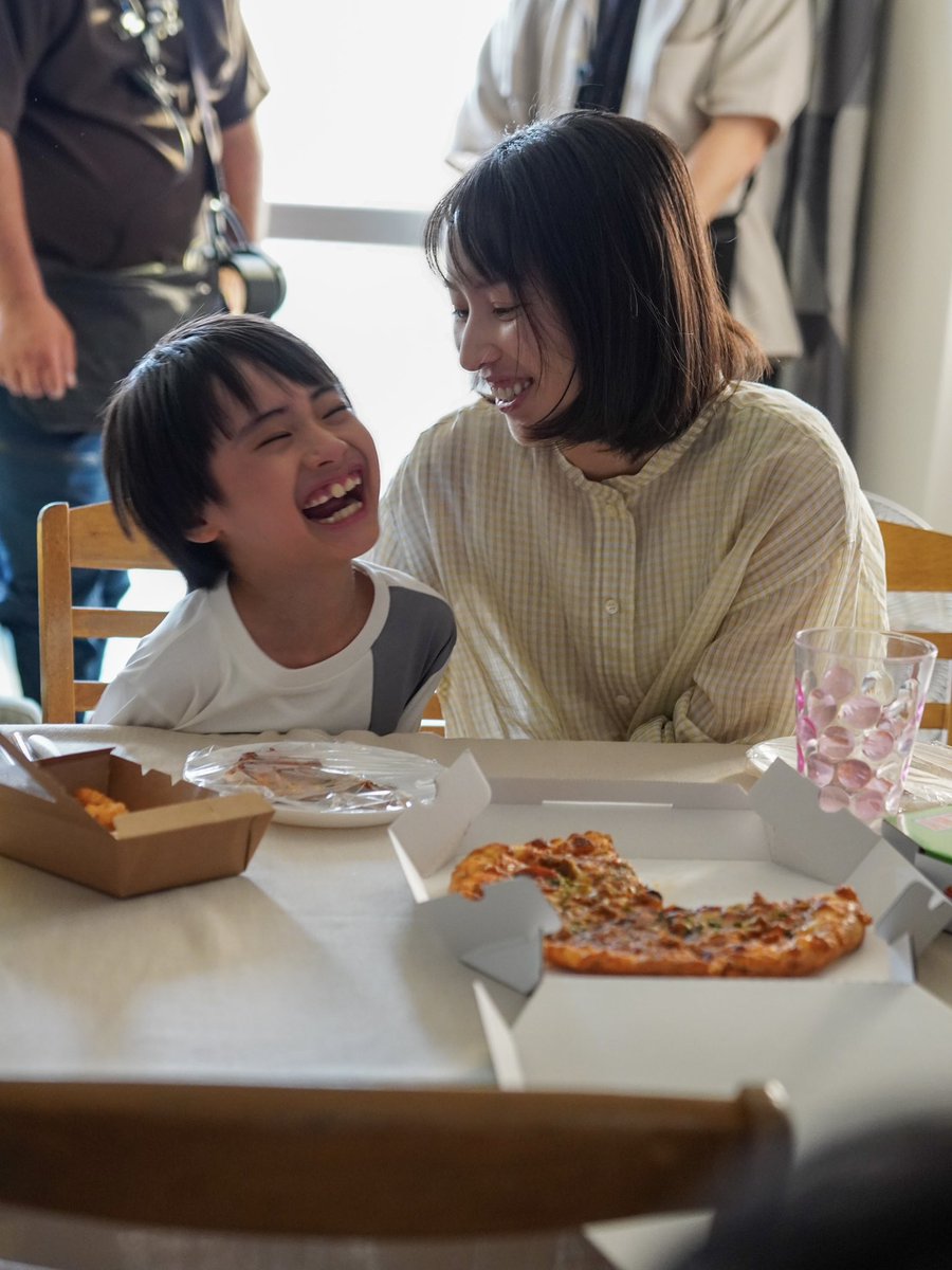 ashitawa_motto's tweet image. ⋰ 
  第𝟭話オフショット🌱
⋱

芳村加奈役 #徳永えり さんと
芳村拓斗役 #土屋陽翔 くんの
オフショットをお届け👦🏻👩🏻

撮影の合間は親子で和気あいあい🫧
とても楽しそうでした🌼

🔗TVer見逃し配信はこちら
tver.jp/episodes/epezu

………
📢【第2話】7/14(月)よる9時
#明日はもっといい日になる