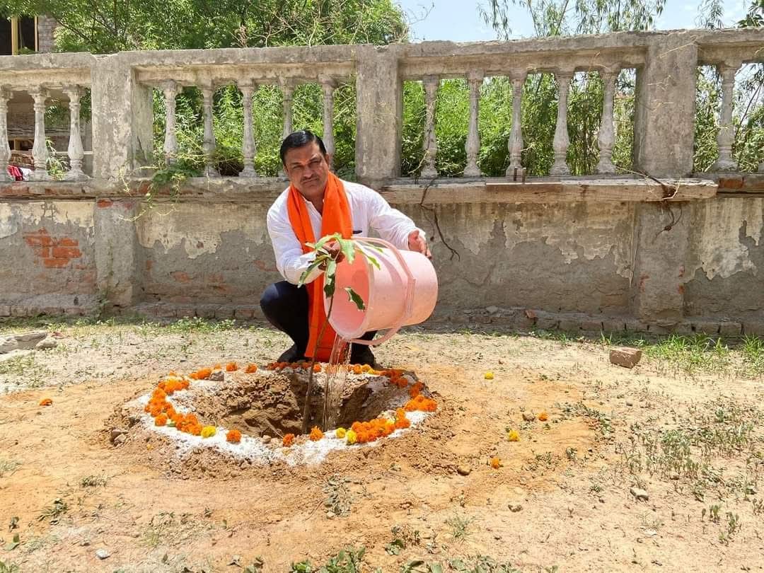 पेड धरा का आभूषण दूर करें प्रदूषण
#एक_पेड़_मां_के_नाम
आदरणीय मुख्यमंत्री श्री <a href="/myogiadityanath/">Yogi Adityanath</a>  जी की प्रेरणा से #ग्रेटर_नोएडा 'एक पेड़ माँ के नाम 2.0' वृक्षारोपण महाभियान के अंतर्गत पौधा रोपित किया।
#एक_पेड़_मां_के_नाम