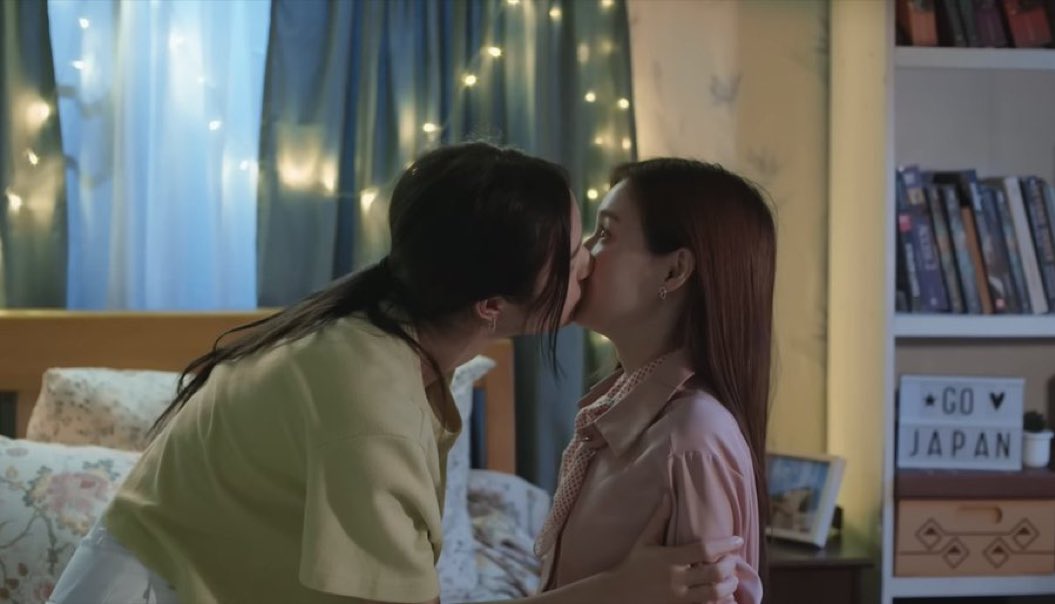 milkfamily__'s tweet photo. ใครอึ้งกว่าใคร อาจารย์สุดที่รักหรือคนดู มาลุ้นกันนะคะ 5555555

WANMAEWNAM FIRST KISS

#WhaleStorexoxoEP3 https://t.co/bEqmoSkBzO