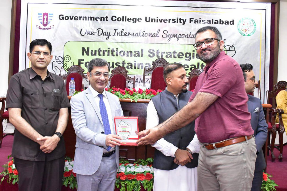 CanResUCC's tweet image. Earlier this summer our Marie Curie (INSPIRE) fellow @munawarabbas93 spoke at the International Symposium on Nutritional Strategies for Sustainable Health hosted by @GCUFofficial & the Nutrition and Health Society.
Title: 'Feeding the Gut – How Microbes Shape Our Health'