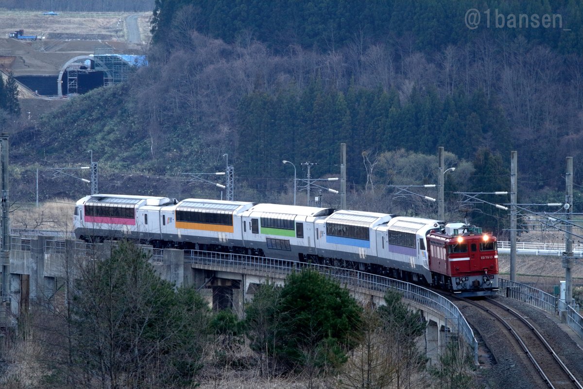 1bansen_'s tweet image. #ED79の日
弘前さくらまつりに合わせて走った臨時です。JR北海道の車両がED79に牽かれて帰路につきます。10年4月29日。
津軽線の大平駅の近くです。後ろで北海道新幹線のトンネル工事中。新幹線なんて、まだまだ先の事だと思って撮影してましたが、時が過ぎるのはあっという間です。